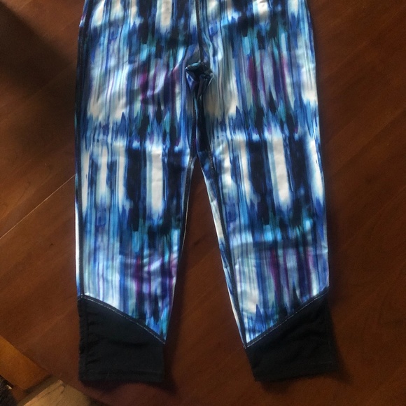 Like NEW never worn capri Leggings - Picture 3 of 6
